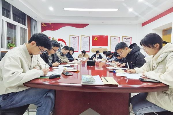 图一:辅导员王钰晨深入指导政治理论学习.png