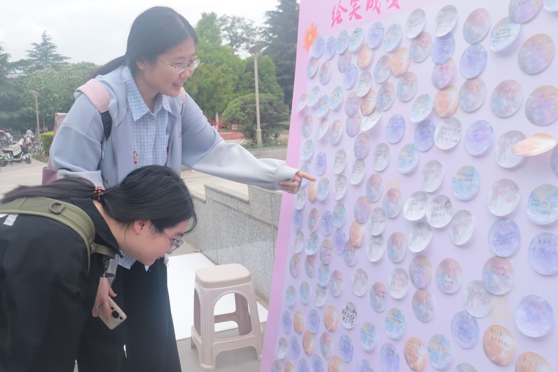 图二，展板上收集的心里寄语.jpg