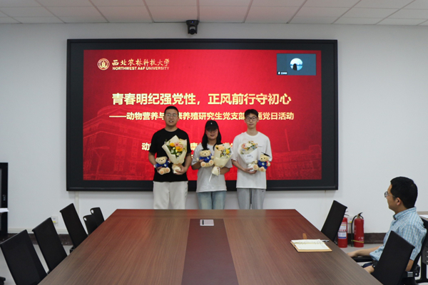 为毕业生送上“红色毕业礼”.JPG