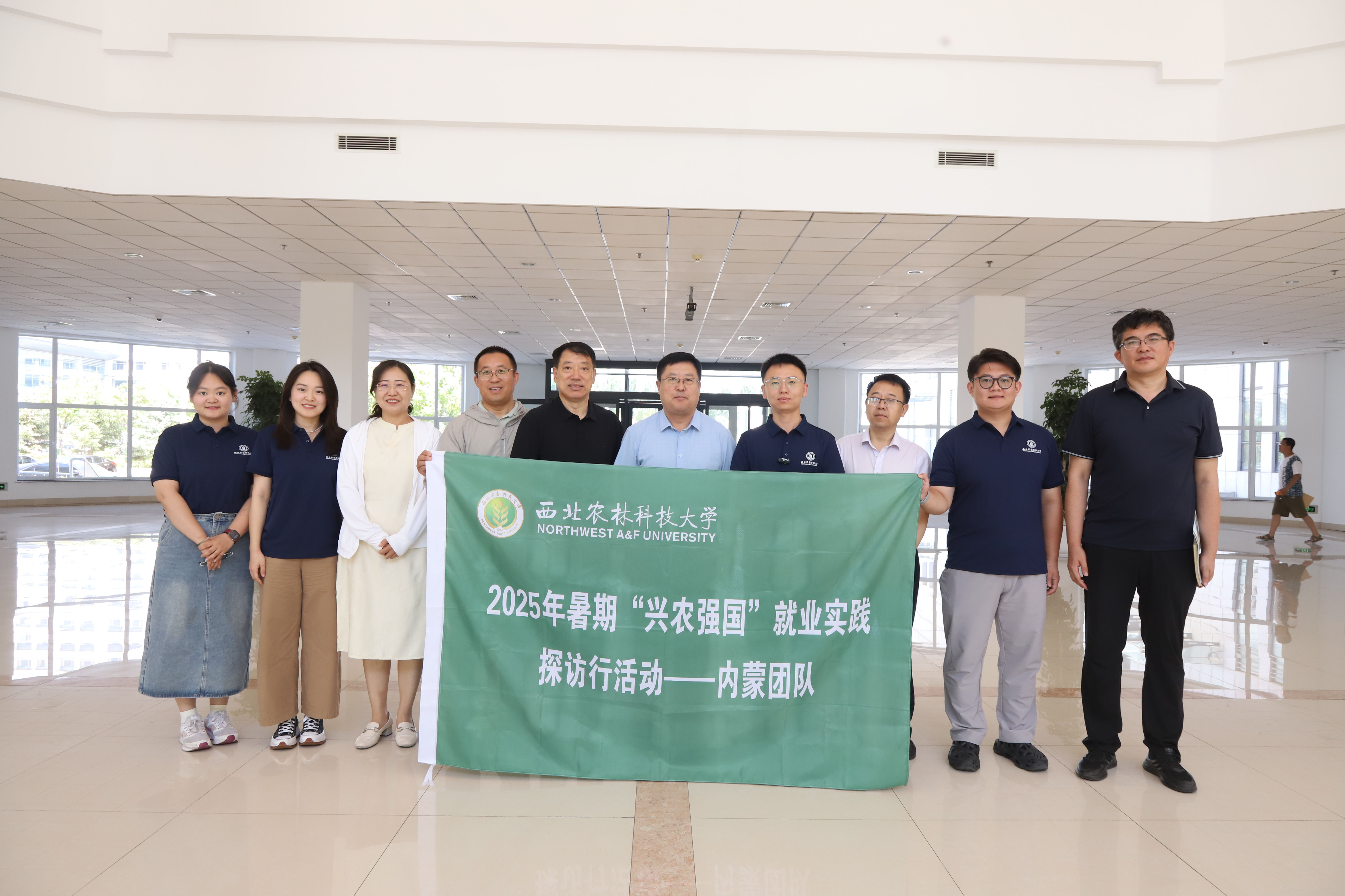 调研队与政府领导合影留念.jpg