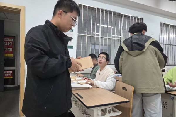 图三 学习部志愿者收集写好的信封.jpg