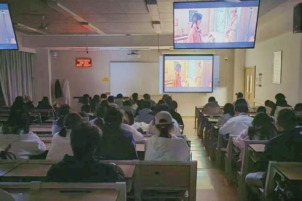 图二 同学们聚精会神地观看影片.jpg