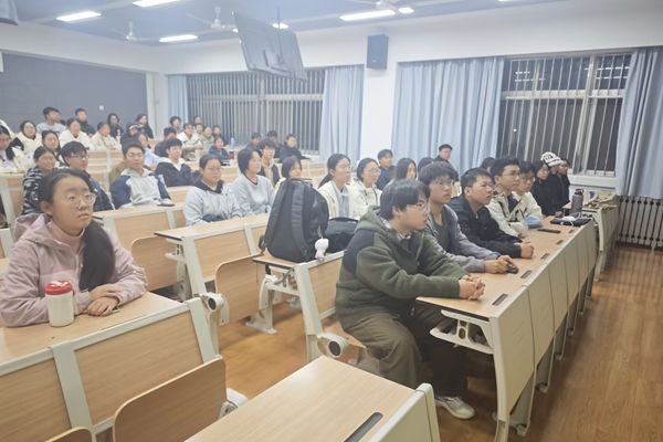 图三 电影结束后同学们久久不能释怀.jpg