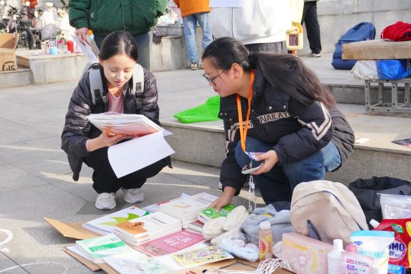 图二 志愿者们清点义卖货品.JPG