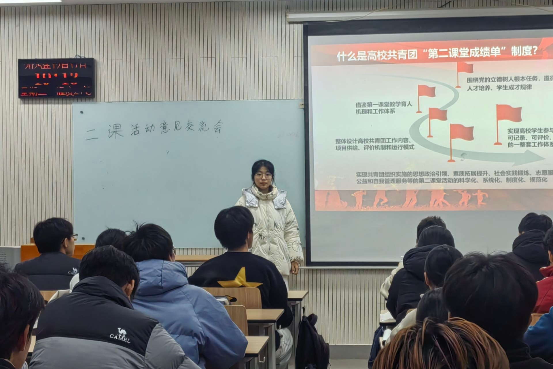 图二 素拓部志愿者认真倾听同学建议.jpg