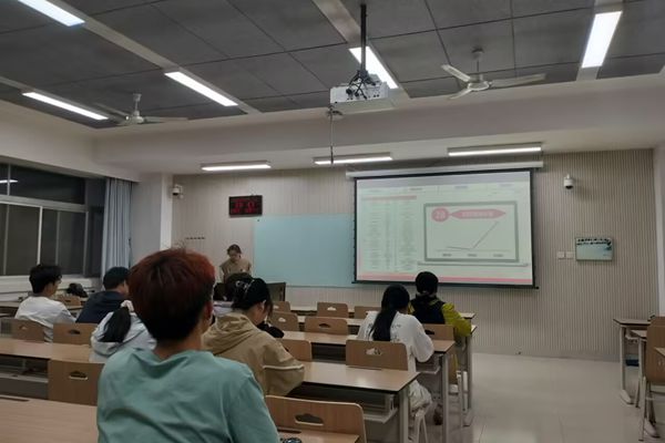 图二 同学们认真聆听讲解.jpg