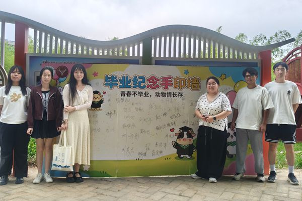 图四 文艺部组织者与手印墙合照.jpg