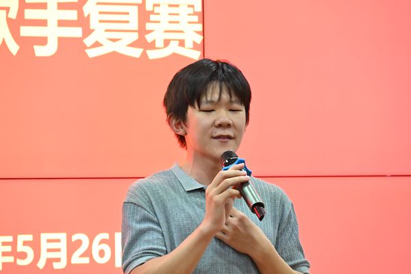 图三&nbsp;雷振宇演唱特写.JPG