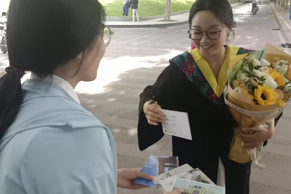 图二 毕业生接收暖心贺卡_20260615222437.jpg