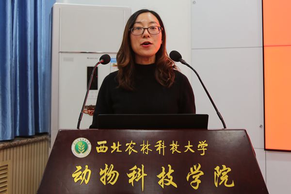 dbb1a9d1aa324c47aeed47e86c14f0a5.jpg 姜芳女士在开幕致辞.jpg