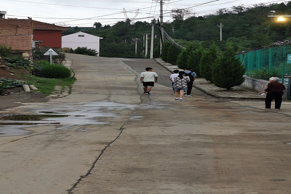 2f7b167d23f64718aedc776543a972ac.jpg 走访蚕茧养殖基地.jpg