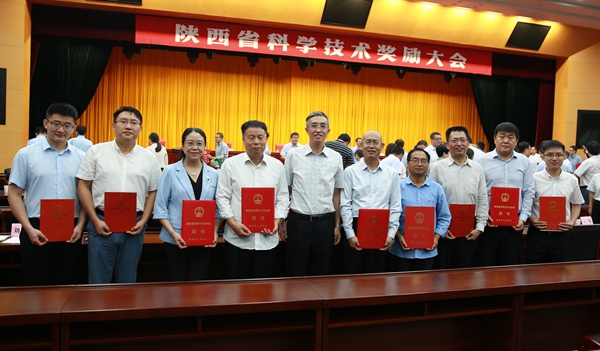副校长钱永华与kaiyun官网入口获奖代表合影留念_副本.jpg
