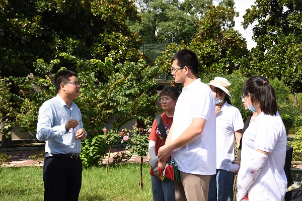 e3e1e2a8ba4c431493c9540d1104bb7a.jpg 生态园老师为同学们讲解朱鹮的扩繁历史.JPG