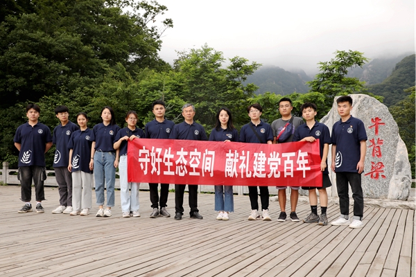 9a0a0dc64ede4233bca5a132e4497445.jpg 图片一 团队在景区合影.JPG