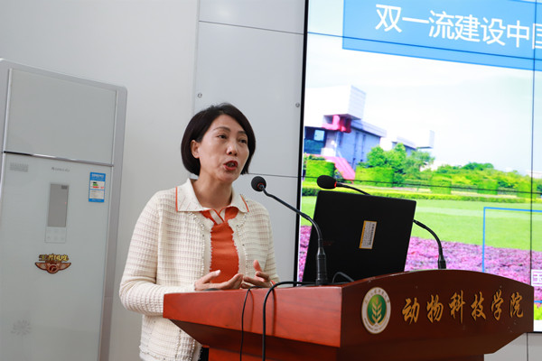 0a902aaf360c48a5b4f971d9dc771770.jpg 国际学院副院长王玉环作报告.jpg