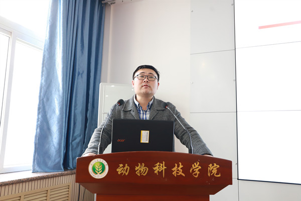 2f5bb2c7a5a64a5eaf8dd9de377c92e6.jpg 学院副院长凌飞教授解读政策.jpg