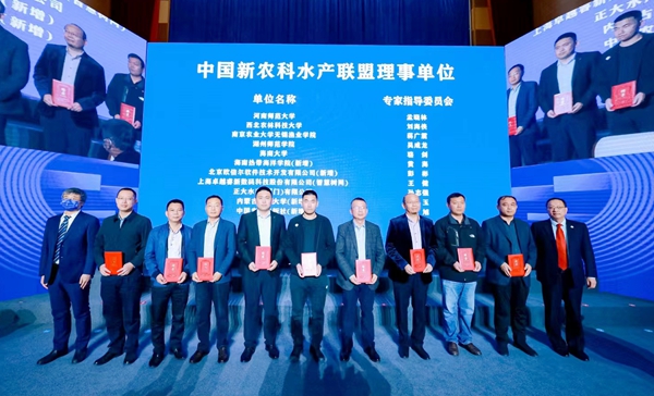 11b2f5a38338464b920938c49364e2a6.jpg 吉红教授代表kaiyun官网入口上台领取联盟成员单位与专家聘书_副本.jpg