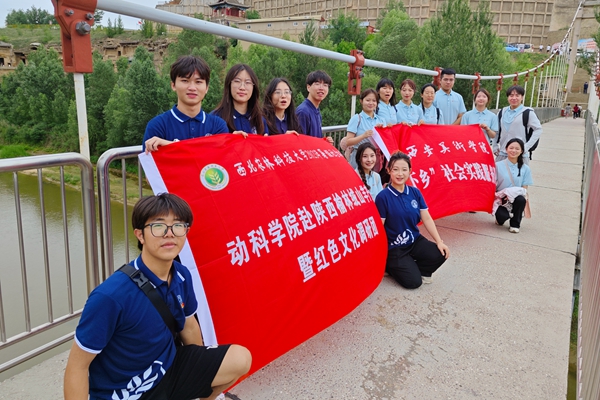 5f0b1013d4134301a2e4f99dee28b38b.jpg 图片三 与西安美术学院实践队伍合影留念.jpg