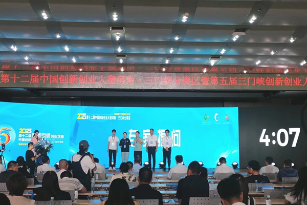 cfe3cf4f1aa64b5196631a7e0662077f.jpg 博士研究生王智伟代表团队解答工程菌制备相关问题.jpg