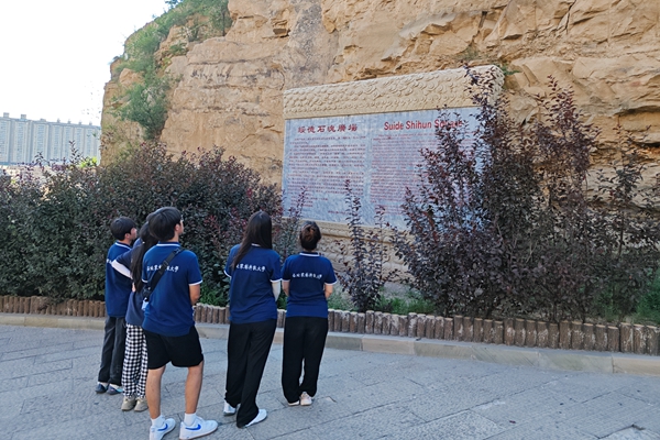 fc300e990c614704a237344f40386205.jpg 图一 队员们学习石魂广场历史.jpg