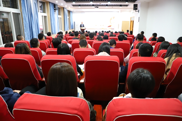 图二:同学们认真聆听.jpg