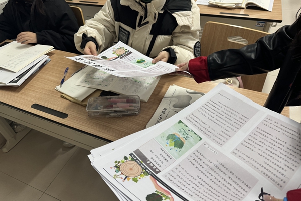 图一:志愿者分发微报.jpg