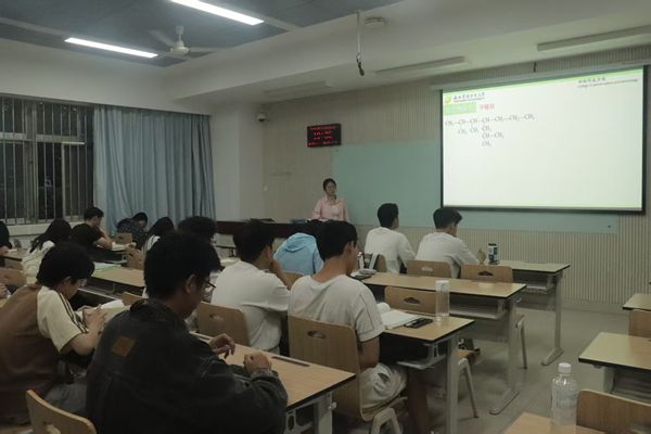 图二 学姐为同学们进行例题讲解.jpg