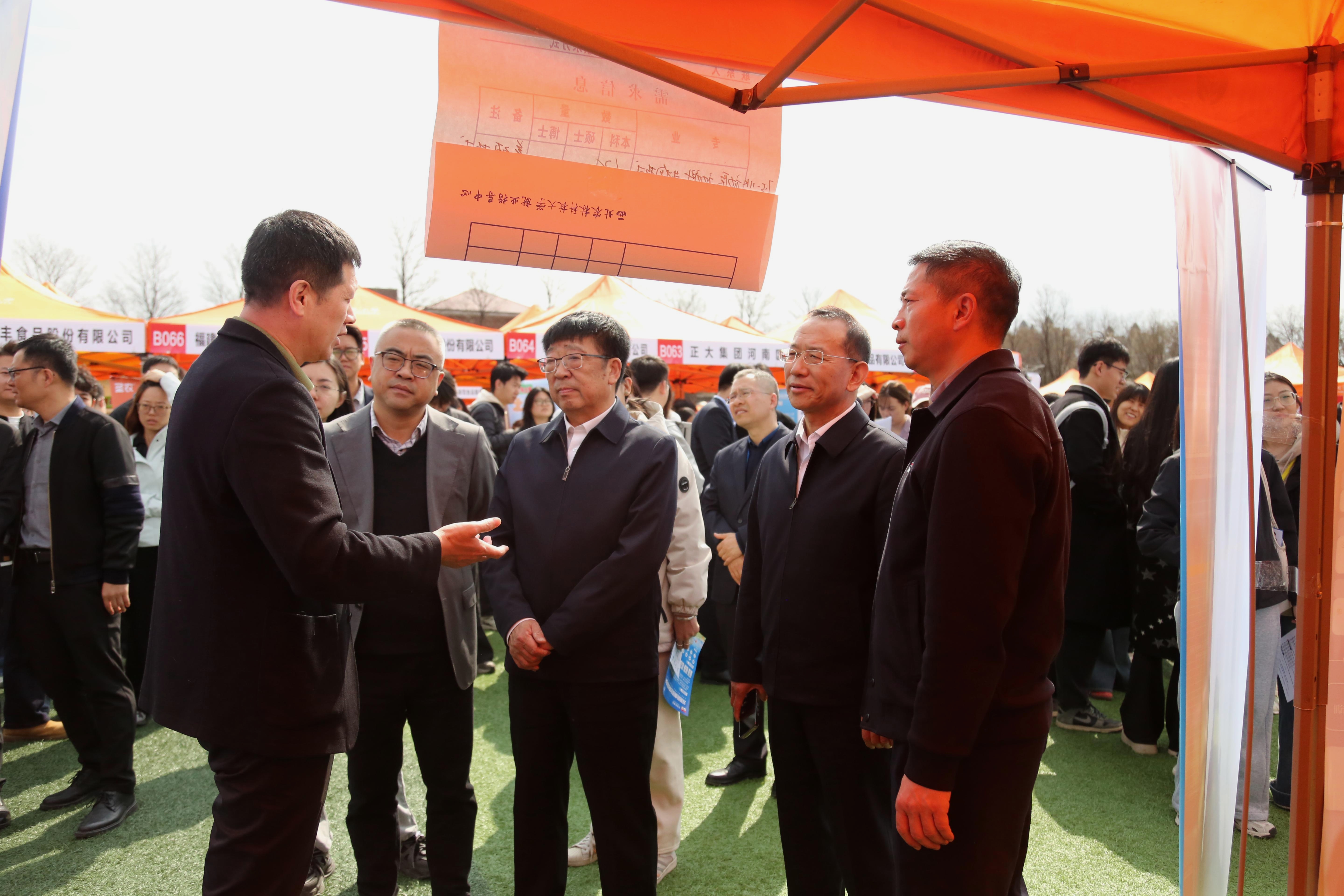 1.校长吴普特一行与参会企业代表交流（2）.jpeg