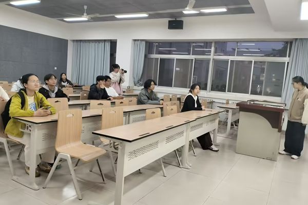 图一 工作人员正在进行宣讲.jpg