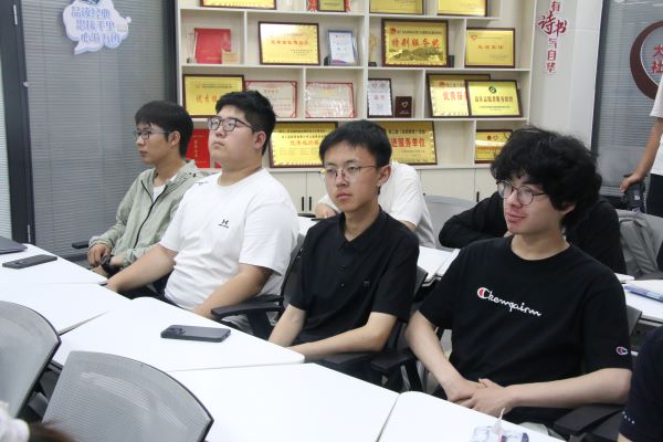 图五 同学们沉浸式专注欣赏影片.JPG