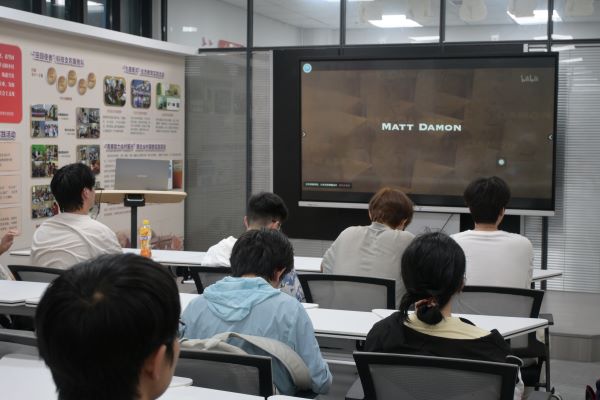图四 同学们集体观看心灵捕手.JPG
