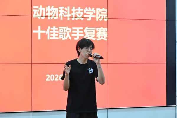 图五&nbsp;季军邢博凯演唱特写.JPG